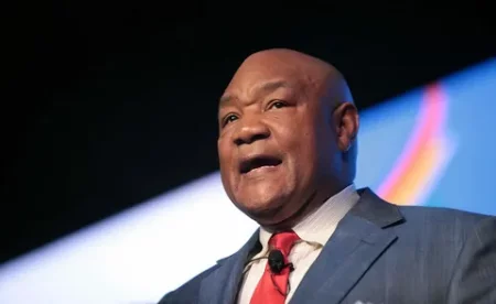 George Foreman: "Fury perdería ante Usyk sin jueces a su favor"